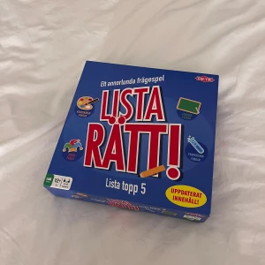 Lista Rätt! Frågespel - Säljer ett roligt och utmanande frågespel från Tactic, 'Lista Rätt!'. Spelet innehåller kort, spelplan, timglas och spelpjäser. Perfekt för spelkvällar med vänner och familj. Passar för 2- 6 spelare och rekommenderas från 12 år. Uppdaterat innehåll för ännu mer spelglädje! Aldrig använt