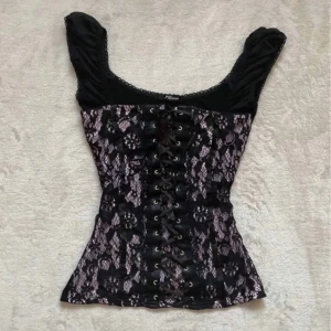 Korsettopp från Jane Norman - Snygg svart och rosa korsettopp med spetsdetaljer och snörning framtill. Storlek S💞