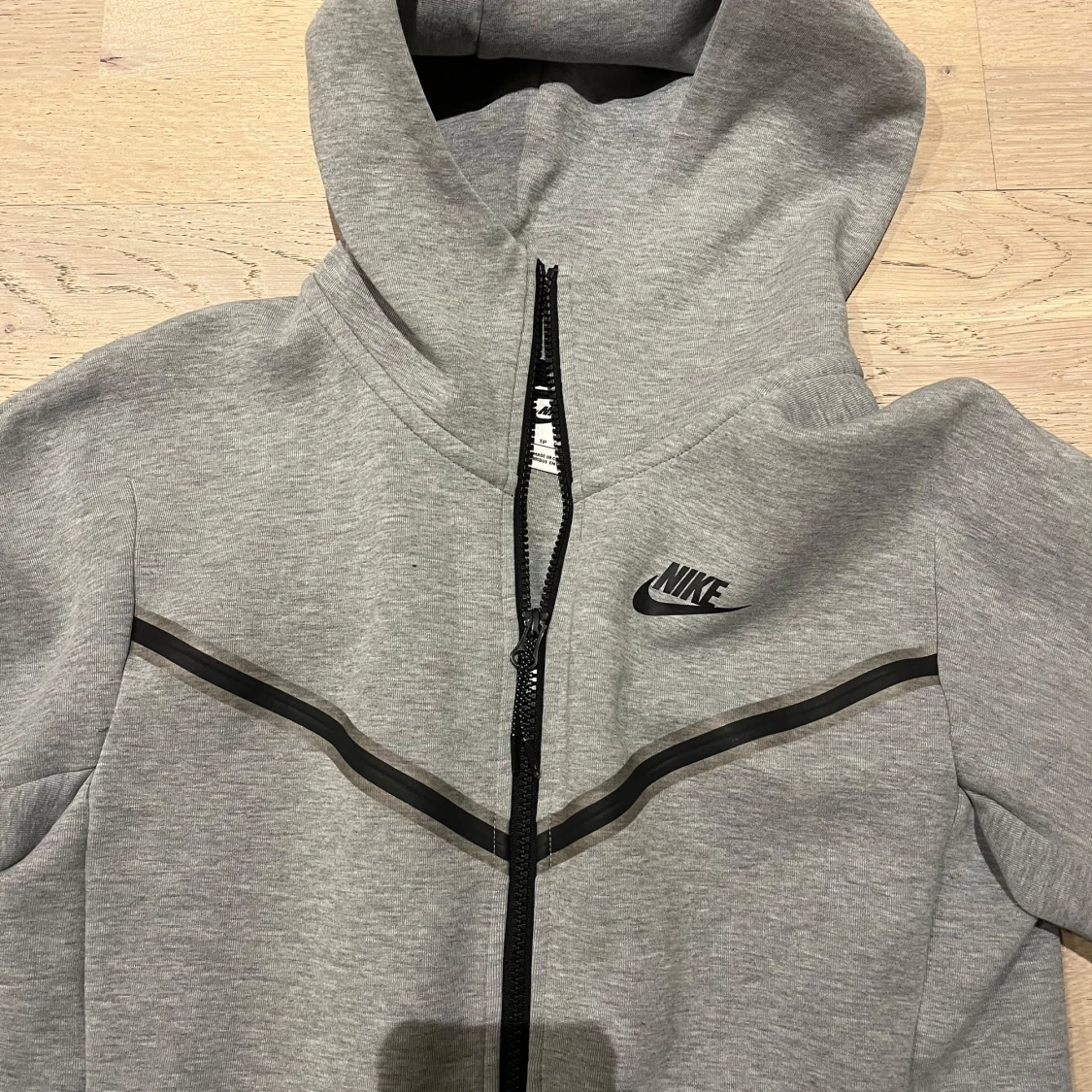 Grå Nike teech - 1