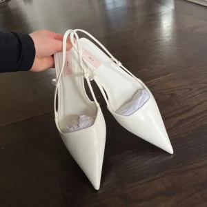 Sommar skor  - Eleganta vita sommar skor, väldigt snygga och aldrig använda pågrund av att de inte passa. Super snygga