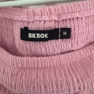 Rosa topp från Bik Bok - Säljer en söt rosa topp från Bik Bok med långa ärmar. Toppen har en fyrkantig halsringning och en croppad passform. Toppen är i storlek M men dock skulle jag personligen säga att den är lite overzized! Har använt toppen ungefär 4 gånger. Priset kan diskuteras!