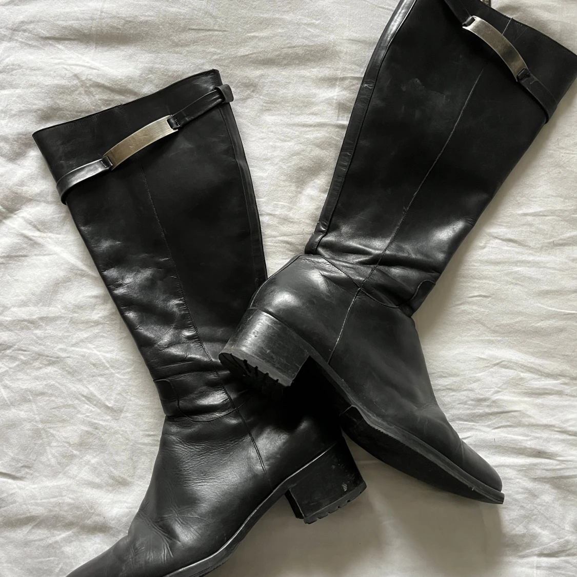 Höga svarta boots läder 