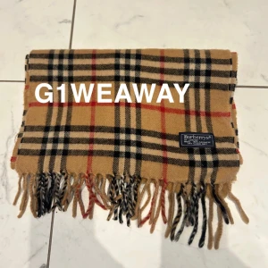 Rutig halsduk från Burberry - Gör nu en G1WEAWAY på denna Burberry halsduk! För att vara med och delta behöver ni göra följande - 1. Gilla annonsen l 2. Följa oss här på plick l 3. Hoppas på att man vinner! Tävlingen avslutas den 10e februari!🙌