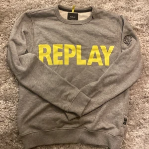 Replay sweatshirt  - Säljer en grå sweatshirt från Replay i fint skick 9/10, den är i storlek M men känns mer som att den är S/M Nypris ~ 1500 mitt pris 350kr skriv gärna över frågor och funderingar, priset kan diskuteras.