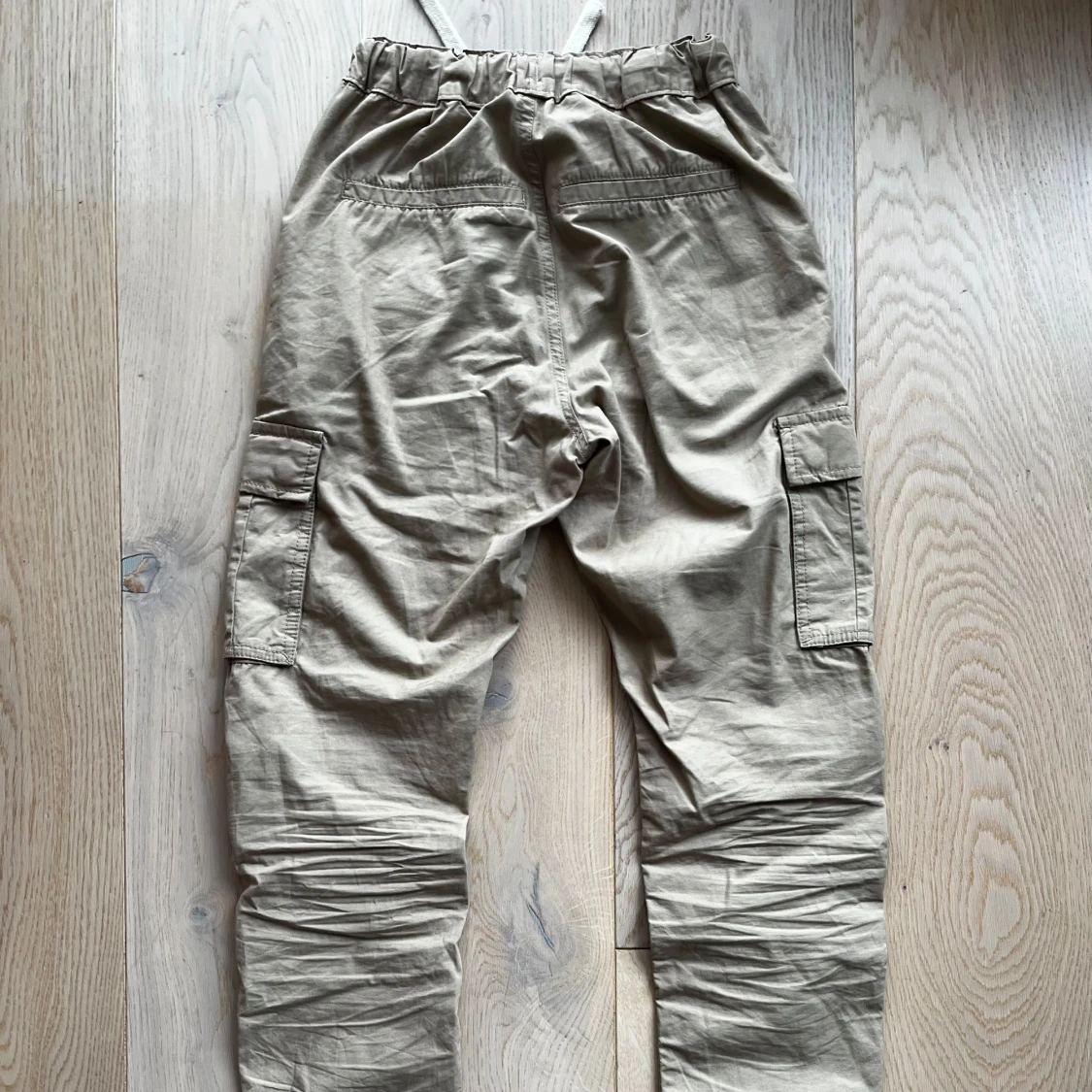 Beige cargobyxor med snörning - 1