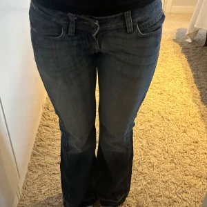 Blå lågmidjade bootcut jeans  - Snygga blå väldigt lågmidjade bootcut jeans från only. Fållen är uppsprättad. Storlek 34/30. Skriv om frågor💕💕