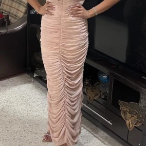 Bal/fest/bröllop klänning - Beige klänning som passar bra till tillfällen som fest, bal och bröllop. Den är egendesignad.Storlek S. Pris kan diskuteras!!