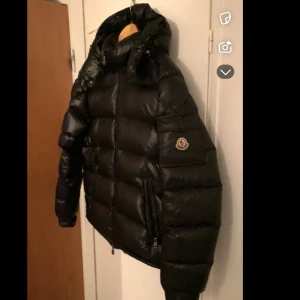  Moncler Maya  - Säljer en snygg svart dunjacka från Moncler. I storlek 3 