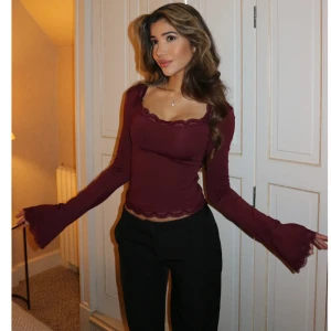 Vinröd topp med spets  - Snygg vinröd topp med långa ärmar och spets vid ärmslut och hals. Har använts vid två tillfällen och köptes från venderbys. Själva tröjan kosta 450 men eftersom den är från Danmark blev frakten ganska dyr så betalade 625. 