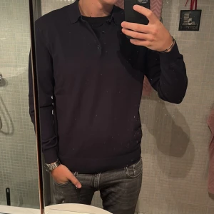 Massimo Dutti tröja - Säljer den här sjukt snygga Massimo dutti tröjan nu för endast 399 kr! Den är mörkblå i stl medium. Priset kan diskuteras det är bara att skriva🔥