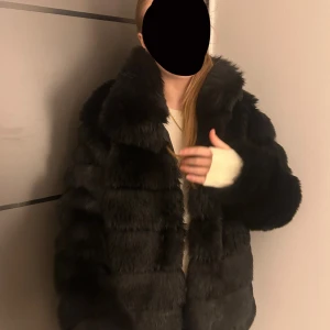 Svart pälsjacka från NLY Trend - Säljer en elegant svart pälsjacka från NLY Trend. Jackan har en fluffig och lyxig känsla med långa ärmar och en klassisk design. Perfekt för att hålla sig varm och stilren under kyliga dagar. 🖤