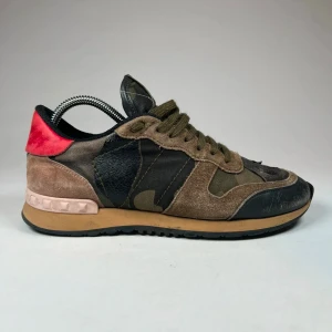 Valentino Rockrunners - Riktigt feta skor av märket Valentino, Skorna är i fint skick och perfekta för dem kyligare dagarna, vid fundering hör gärna av dig!💯