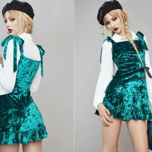 Grön klänning i sammet från Widow - Envious Lovers Velvet Mini Dress (märke: Widow), köpt på Dollskill för ca 707 kr och är slutsåld. Grön sammetsklänning med axelband som går att knyta. Sparsamt använd. Mycket fint skick. Storlek S.  Rökfritt hem men har katter.