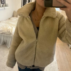 Beige teddyjacka!! - Mysig beige Teddy jacka🐻❤️perfekt till våren🥰