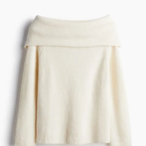 Offshoulder tröja - En jättefin stickad tröja i storlek xs. Den är enligt mig lite stor i storleken. Använd en gång. Nypris:299. Säljer billigt så först till kvarn.