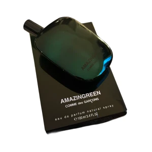 comme de garcon parfym  - comme de garcon AMAZINGGREEN bara använt någon gång 95% kvar i flaskan. Nypris 1299kr, köpt på Aplace Stockholm.