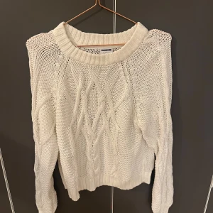 Stickad tröja  - Super varm och gosig kofta från noisy may. Köpt second hand men knappt använd! 🤩