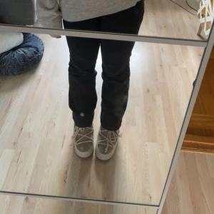 Intressekoll Inuikkis 🤗 - Vill se intresset och hur mycket man kan tänka sig att betala för mina Inuikkis! Äkta och använda fåtal gånger då jag köpte ett annat par. Storlek 41 och modellen ”Boots Classic” 🥰 skicka bud privat!