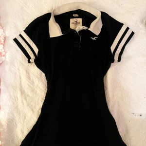 mörkblå pikétröja hollister - säljer en snygg mörkblå pikétröja från Hollister i storlek S. färgen syns inte i bilden men den är mörkblå! den har en klassisk vit krage och vita ränder på ärmarna<3 