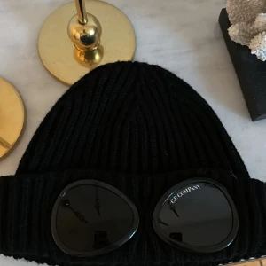 CP company mössa: svart - Väldigt fet mössa, 10/10 skick, äkta: meddela mig om du undrar något!