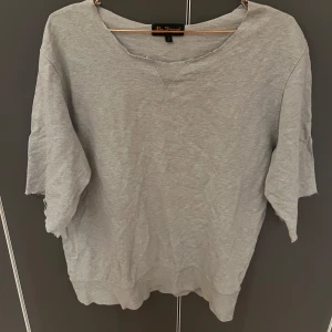 Tröja  - Gammal college tröja jag klippt i hals och armar så det blivit en off shoulder topp som är super fin! 🤩