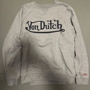Von Dutch sweatshirt - Grå sweatshirt.  Storlek L, men passar som en medium  Bra skick