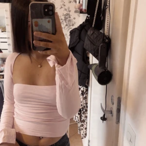 Rosa topp - Säljer en superfin rosa topp från ginatricot som aldrig kommit till nån användning så därav nyskick🩷