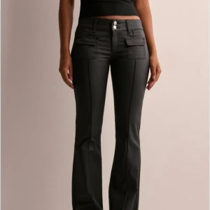 Svarta byxor - Snygga svarta byxor med låg midja me bootcut-stil. Endast använda 1 gång! Nypris 699. Skriv för fler bilder💕