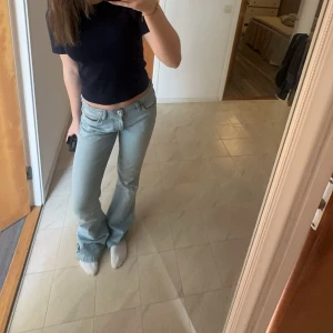 bootcut jeans från zara - lågmidjade bootcut jeans från zara , i bra skick. lite långa för mig som är 160❤️