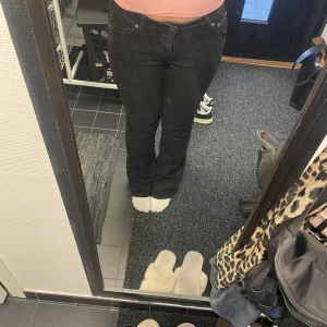 Svarta jeans  - Säljer ett par svarta jeans i bra skick. Har använt ett gå tal gånger 💕