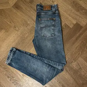 Säljer ett par Nudie jeans i modellen ”Lean Dean” och storlek W31 L32. Jeansen är knappt använda och i väldigt bra skick (nypris 1600 - mitt pris 499). Skriv och fråga vid funderingar! 