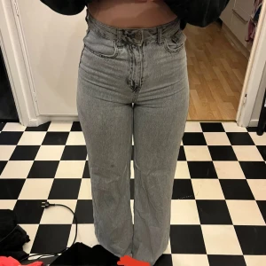 högmidjade gråa jeans - fina jeans från Stradivarius!! ett hål i ögglan (bild 2) men märks knappt av💞