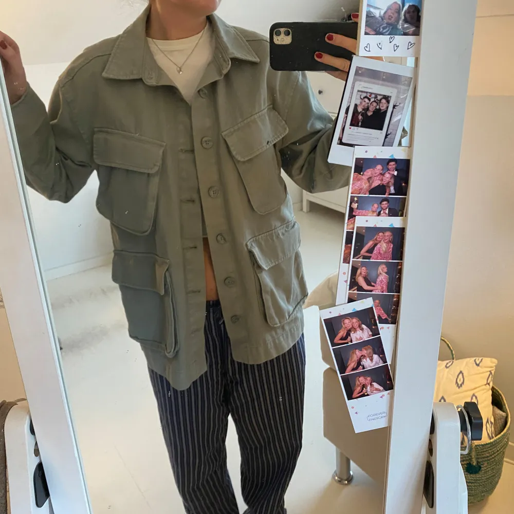 Snygg grön jacka från Zara, storlek XS men skulle säga mer S/M. Grymt skick! . Takit.