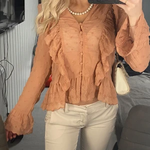 Rosa blus - ”Smuts rosa” blus med volanger, svin snygg och lite genomskinlig!!🌸