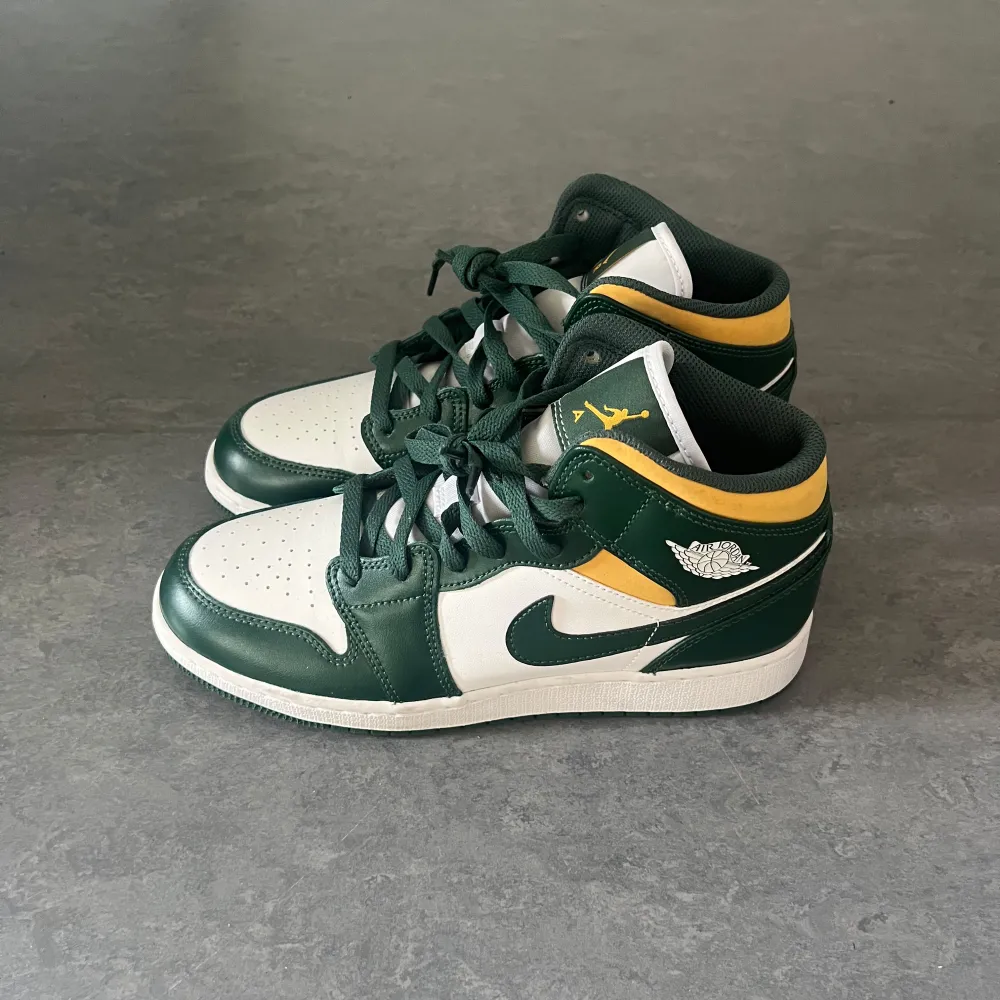 Jordan 1 mid. Gröna i storlek 39. Nytt skick. Aldrig använda. Säljer pga ingen användning.💚. Skor.