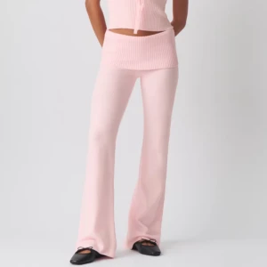 Gina byxor  - Jättefina och sköna stickade byxor från Gina. Säljes då dom tyvärr är en aning för korta i benen på mig😢 endast testade. 