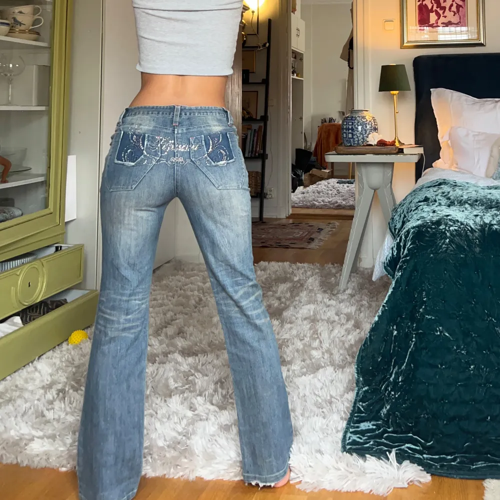 Midjemått: 34cm rakt över, innerbenslängd: 77cm💋. Jeans & Byxor.