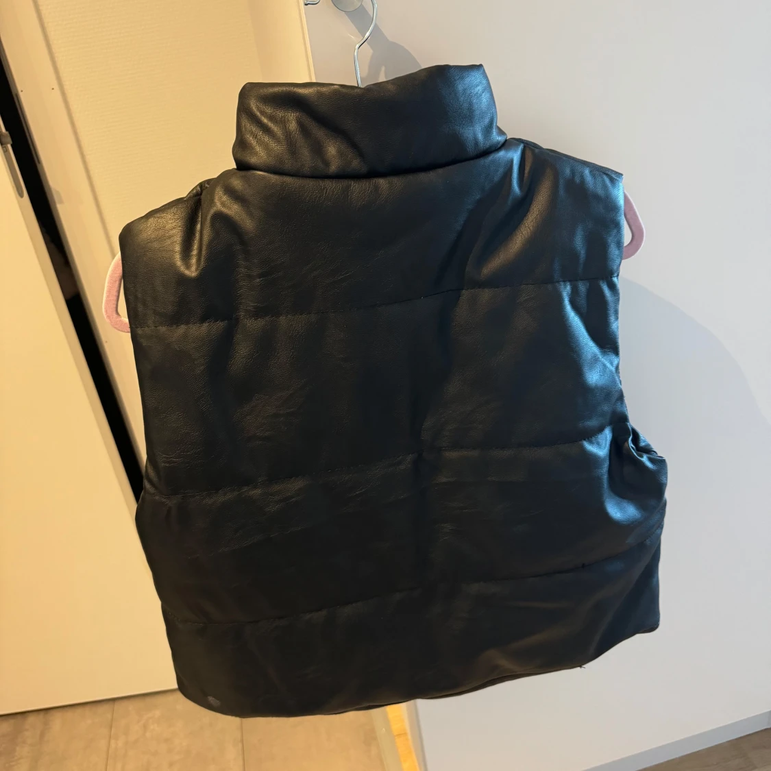 Svart skinnväst med dragkedja - 90