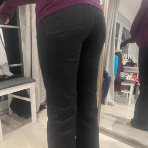 Svarta jeans 👖  - Ett par super snygga jeans från MNG😻 Jag som säljer är storleken S och att dom är mid waist på mig🩷inte hon på bilden😊 Form, Flare. Säljer för att dom är för små på mig🩷 Storlek, 36.  Inga fläckar eller liknande👍