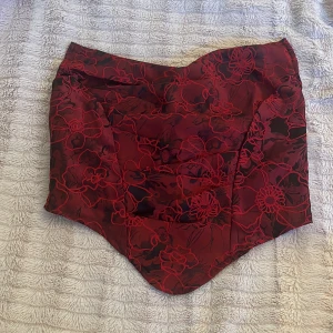 Korset topp  - Korset topp röd. Aldrig använd, passar ej mig. 