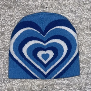 Blå mössa - Mössa med hjärtmönster nyskick inga skador 