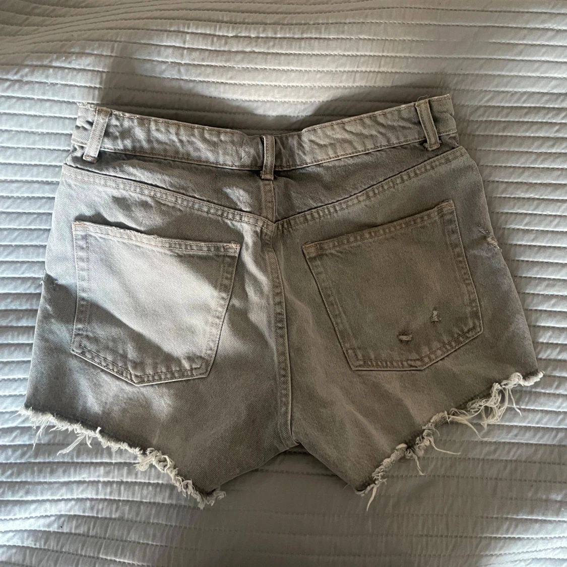 Grå jeansshorts med slitningar - 90