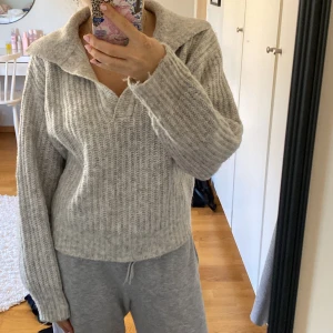 Grå stickad tröja  - Mysig grå stickad tröja från Gina Tricot i mycket bra skick, storlek S. Använd ett fåtal gånger förra vintern. Den är i mycket bra skick och fortfarande gosig. Pris går att diskutera och jag kan skicka fler bilder💕