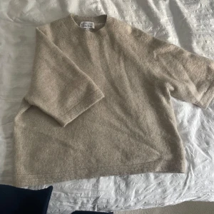 Stickad t-shirt - En snygg tröja från other stories i alpaca ull🥰inga defekter 