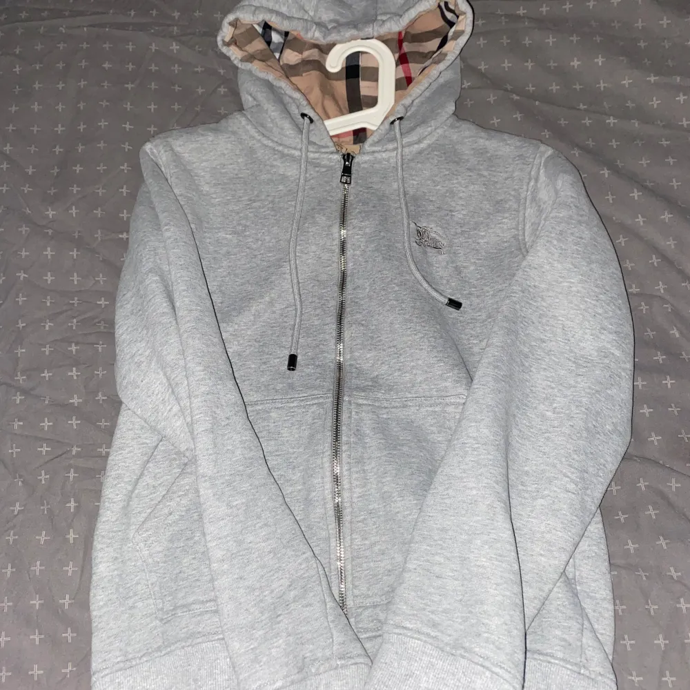 Säljer denna burberry zip hoodie jag tröttnat på, vill köpa nånting annat för pengarna. Skriv för mer info.. Hoodies.