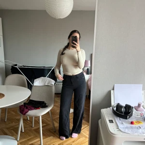 Svarta vida byxor🩷 - Säljer ett par svarta vida byxor i mycket bra skick. De är högmidjade och har en loose passform, perfekt för både vardag och fest. Byxorna är stilrena och kan matchas med det mesta i garderoben. Passar bra till höst, sommar och vår. Köpte i Sydamerika.🩷