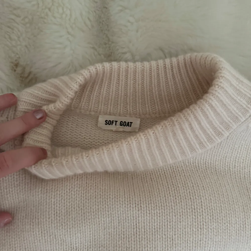 Säljer en supermysig roundneck top i kashmir från Soft Goat! I storlek L men passar mig som brukar ha S❤️Så himla skön och superfin, perfekt till hösten och passar allt💕 . Tröjor & Koftor.