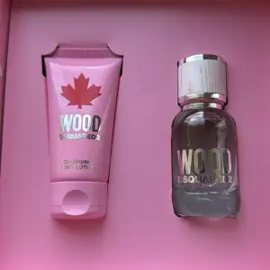 Säljer ett snyggt parfymset från Dsquared2 med en fräsch doft. Setet innehåller en parfymflaska och en body lotion, båda i en stilren rosa design med lönnlövsmotiv. Perfekt present eller för att unna sig själv något extra! 💖