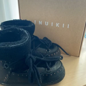 Inuikki - Säljer dessa super trendiga inuikiis i super skick ☺️ Köpta för 370€(4200 kr) Slutsålda och otroligt varma och sköna till vintern 🥰