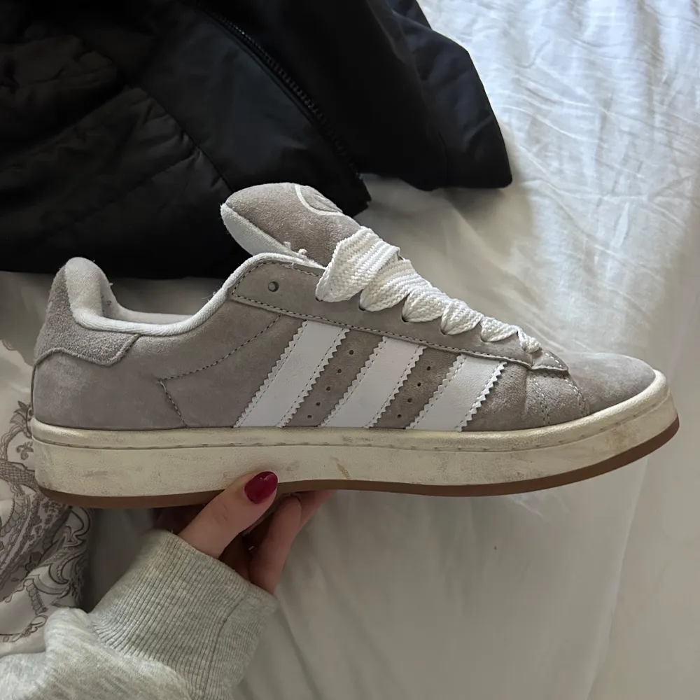 Nya adidas campus skor! Säljer då min pojkvän inte längre använder dem.🌻 Pm för fler bilder!!. Skor.